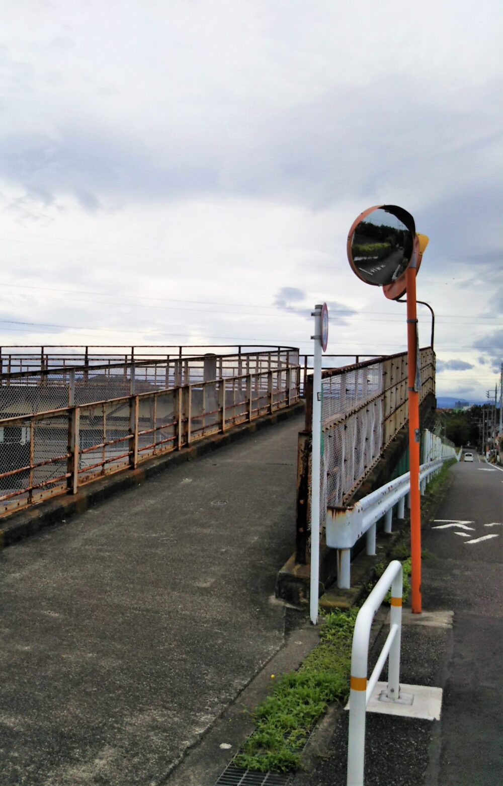 東急線の長津田検車区に架かる歩道橋の出入り口